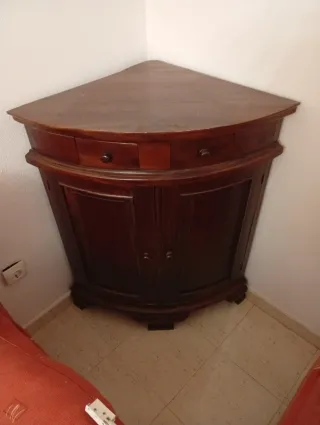 Aparador vitrina madera  cristal y dos lámparas