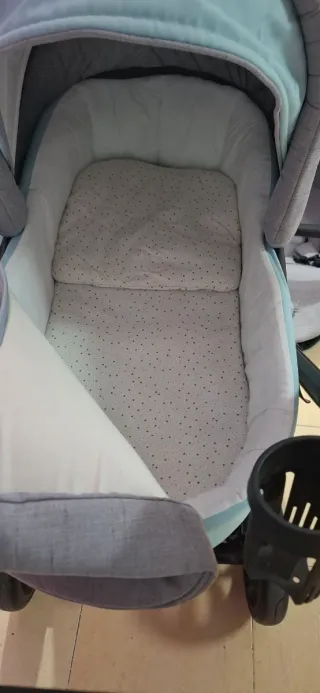 Cochecito de bebé gris y azul precio negociable