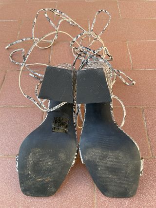 Sandali con tacco e lacci pitonati