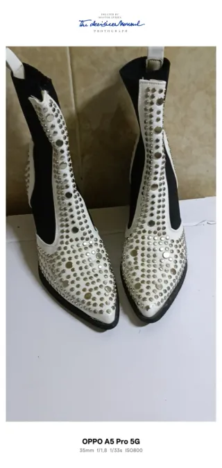 Botines negros y blancos con tachuelas