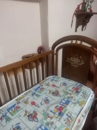 Cuna de madera con colchón infantil