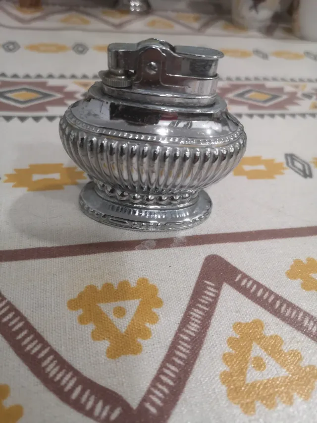 Antiguo mechero de mesa plateado