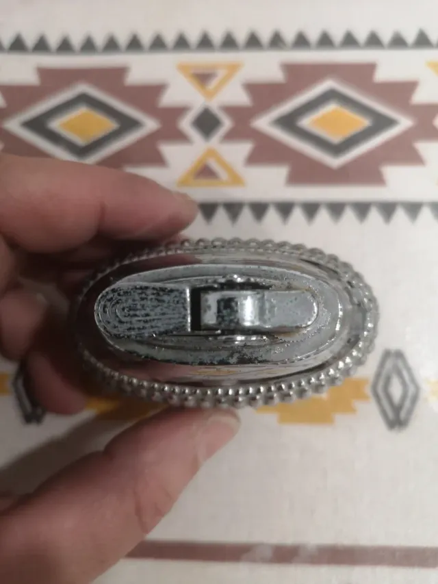 Antiguo mechero de mesa plateado