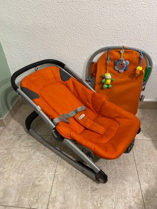 Hamaca bebé naranja con juguetes