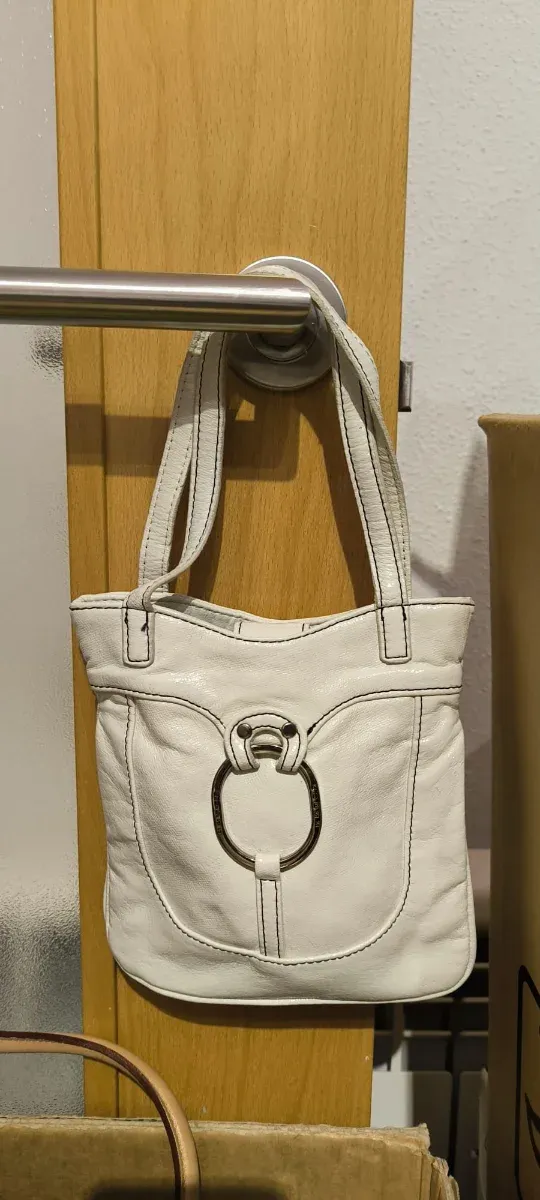 Bolso blanco de piel con detalle metálico