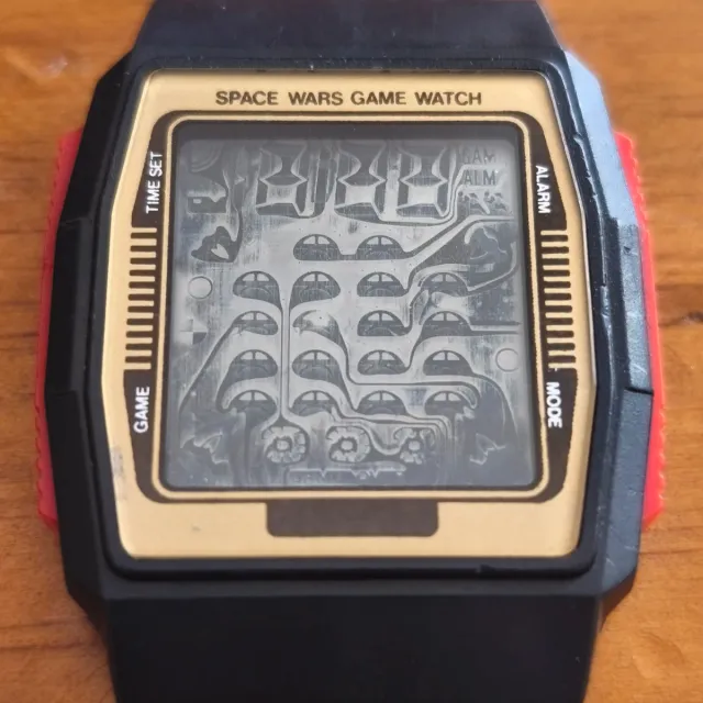 Reloj con juego de naves espaciales. No funciona.