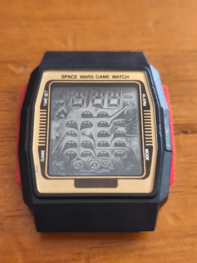 Reloj con juego de naves espaciales. No funciona.
