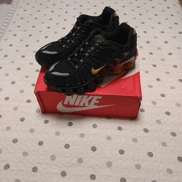 Zapatillas Nike Shox Negras y Doradas