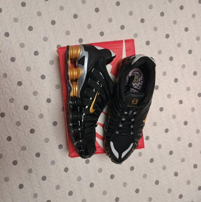 Zapatillas Nike Shox Negras y Doradas