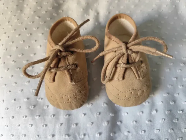 Zapatitos recién nacido beige con cordones