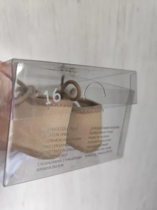 Zapatitos recién nacido beige con cordones