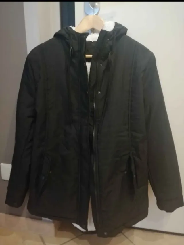 Parka donna nera con cappuccio