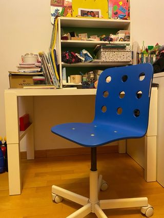 Escritorio blanco con estantería y silla giratoria