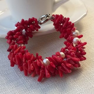 Pulsera artesanal trenzada de coral rojo y perlas
