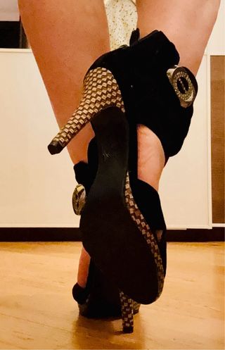 Scarpe con tacco nero e dettagli oro