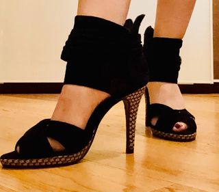 Scarpe con tacco nero e dettagli oro