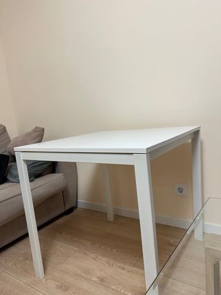 Mesa blanca de madera y carcasa de hierro.