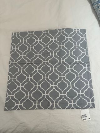 2 Fundas de cojín nuevas de H&M por 5€ las dos.