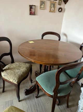 Tavolo rotondo vintage e 5 sedie