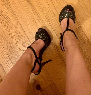 Sandali neri con tacco alto e strass