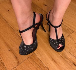 Sandali neri con tacco alto e strass