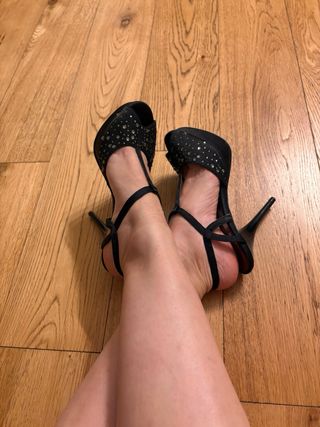 Sandali neri con tacco alto e strass