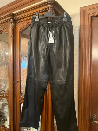 Pantalón efecto piel