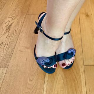 Sandali neri con tacco e fiore