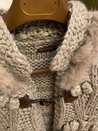 Chaqueta de punto con cuello de piel