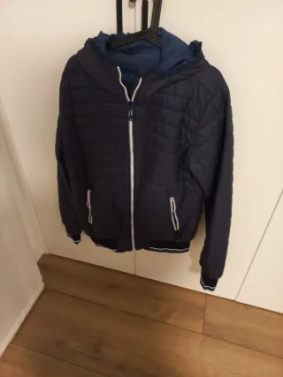 Cazadora azul con capucha