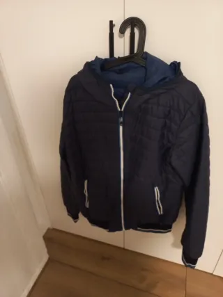 Cazadora azul con capucha