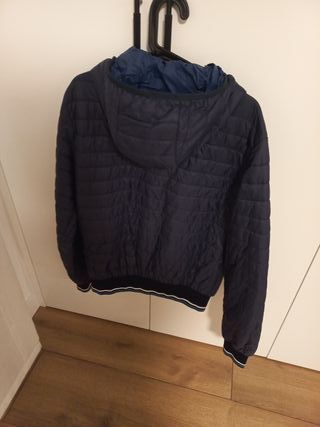 Cazadora azul con capucha