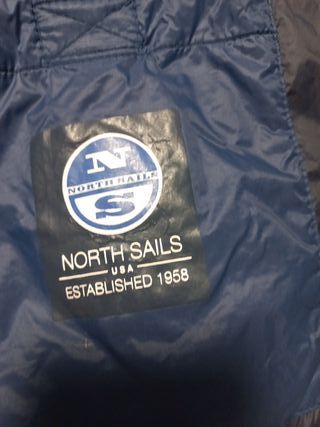 Cazadora azul con capucha