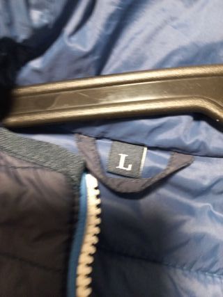 Cazadora azul con capucha