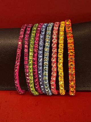 Braccialetti colorati con strass di varie misure