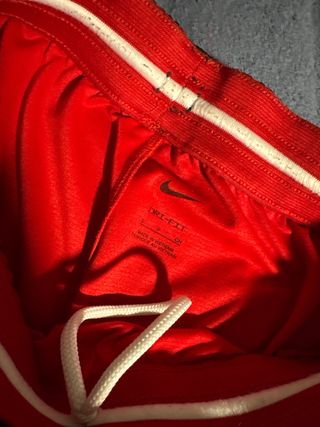 Pantalón corto Nike rojo