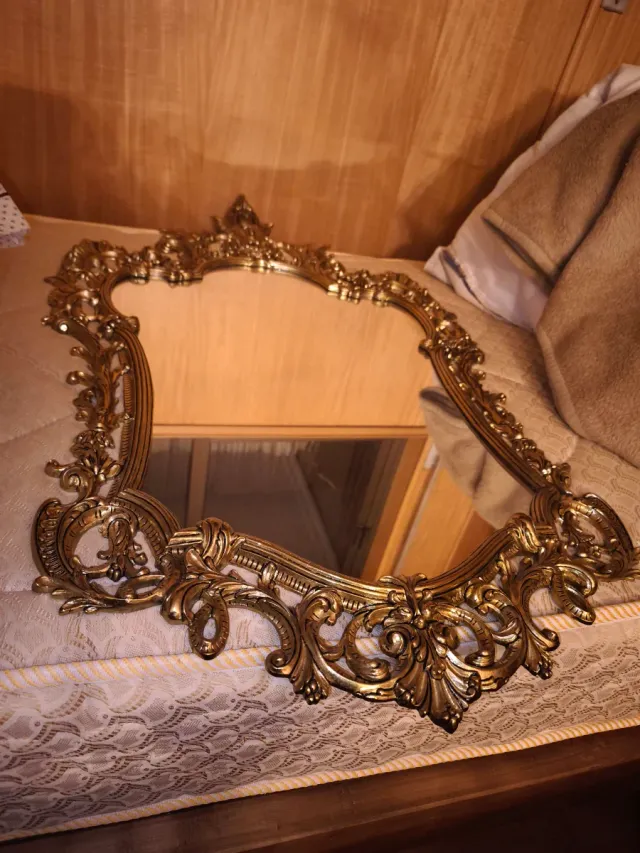 Espejo Clásico bronce Dorado. Como nuevo.