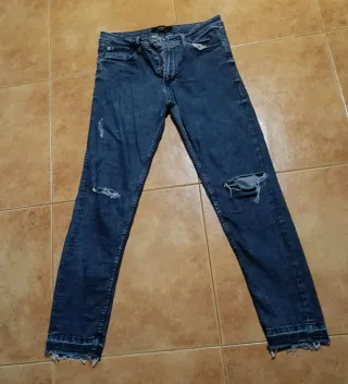 Pantalón vaquero hombre desgastado