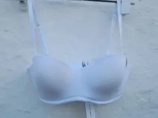 Sujetador negro y sujetador blanco