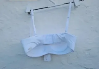 Sujetador negro y sujetador blanco