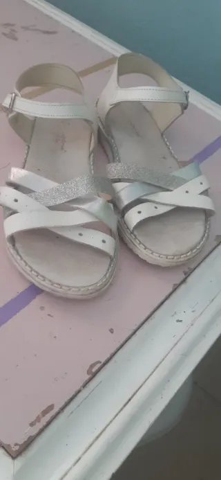 Sandalias Niña Blancas y Plateadas talla 34
