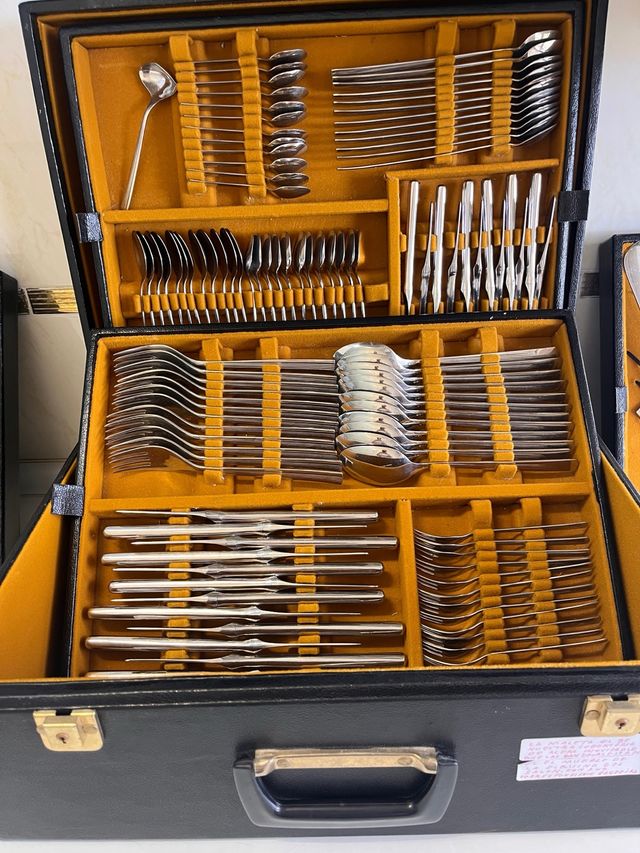 Cubertería Cruz de Malta 146 piezas