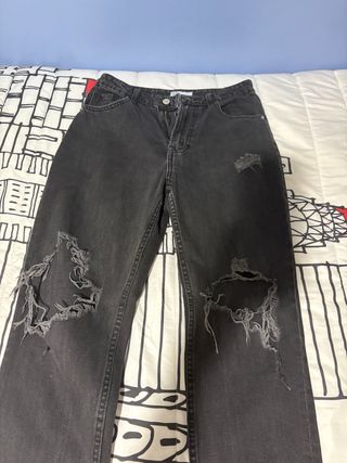 Pantalones vaqueros negros rotos