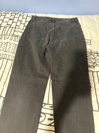 Pantalones vaqueros negros rotos