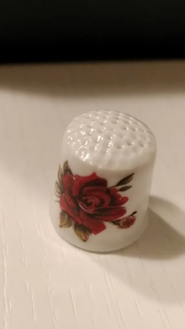 Ditale in ceramica con rose dipinte