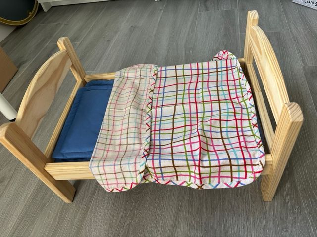 Cama de muñecas de madera