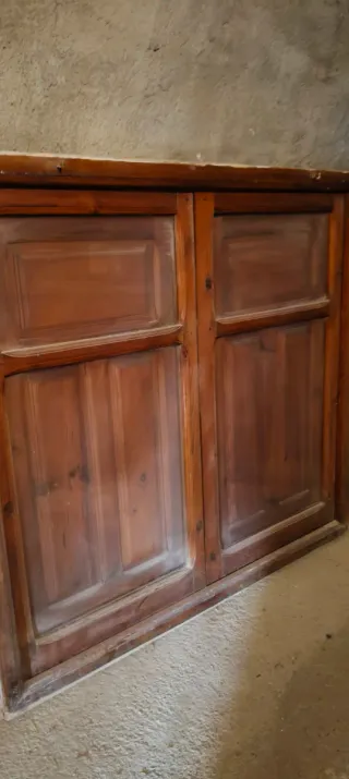 Ventana de madera rústica