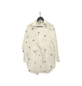 Blusa blanca con lazo y estampado morado