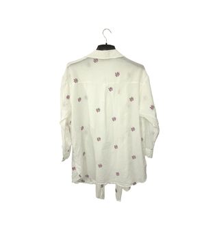 Blusa blanca con lazo y estampado morado