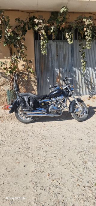 Moto custom negra con alforjas